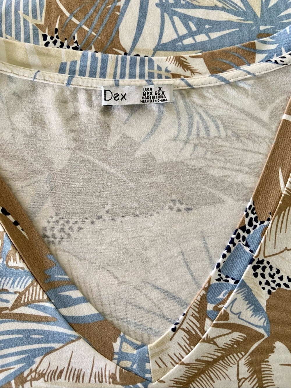 Dex tropical v-neck Tee - Picture 7 of 10